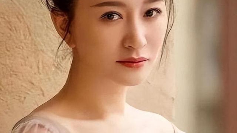 李小冉唐艺昕综艺同框发糖，亲密互动引爆《你好星期六》热榜